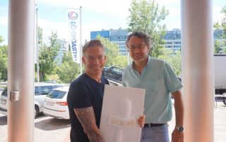 Oe3_Steinmikrofon_Uebergabe_Andi_Knoll