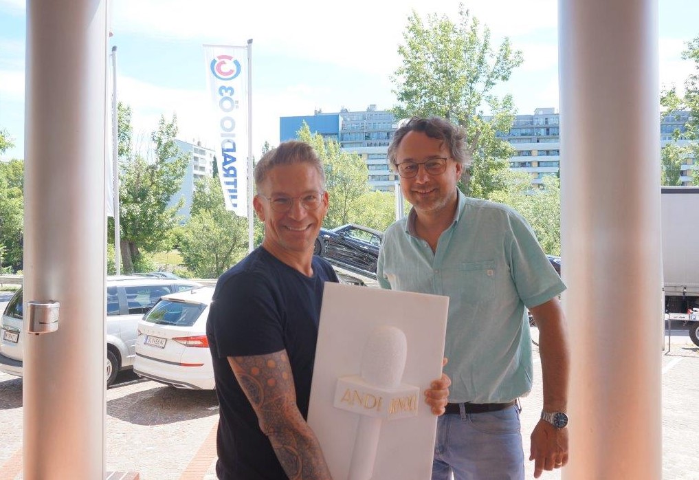 Oe3_Steinmikrofon_Uebergabe_Andi_Knoll